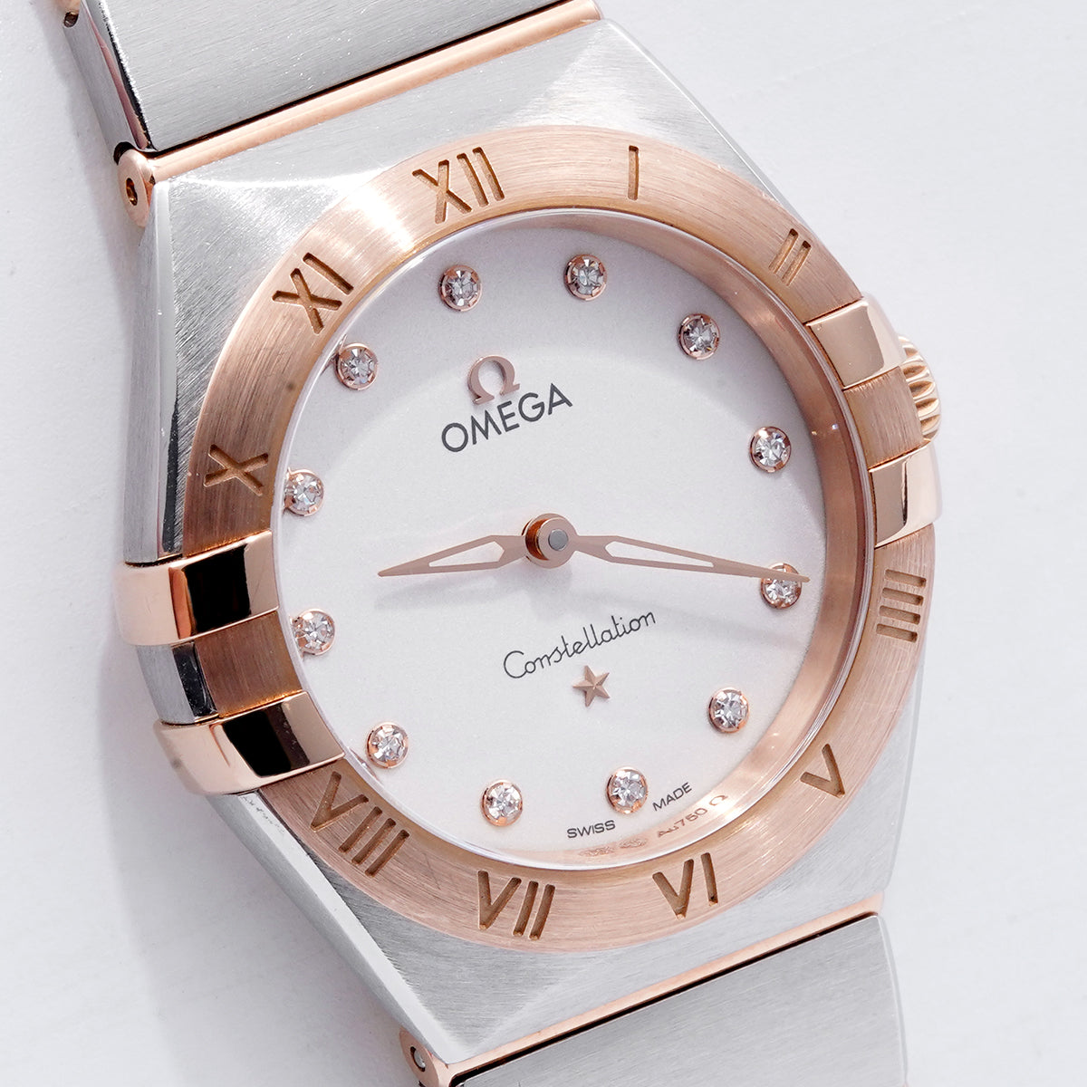 Omega Constellation Series 131.20.28.60.55.001 Watch with 28mm White Mother-of-Pearl Dial and Gold Steel Quartz Movement  / whp033368