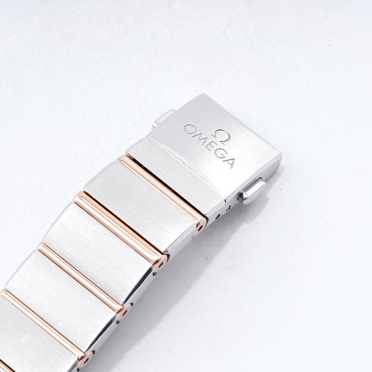 Omega Constellation Series 131.20.28.60.55.001 Watch with 28mm White Mother-of-Pearl Dial and Gold Steel Quartz Movement  / whp033368
